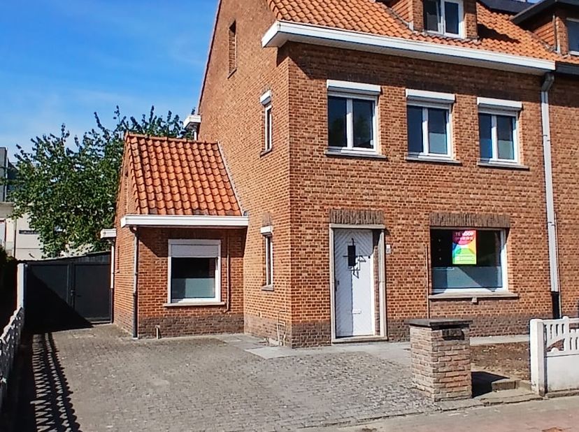 Halfopen woning in centrum Geel met grote tuin&lt;br /&gt;
&lt;br /&gt;
Deze charmante halfopen gezinswoning combineert ruimte, comfort en een toplocatie. Gelegen