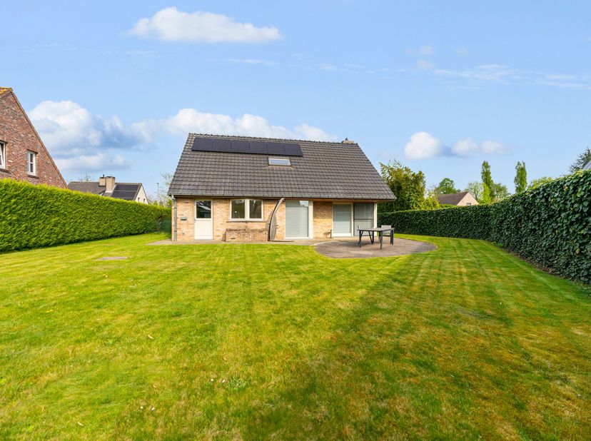 Alleenstaande, lichtrijke woning met 3 slaapkamers en een unieke leefruimte zoekt nieuwe eigenaars in de rustige Bloemenwijk van Menen!&lt;br /&gt;
Deze won