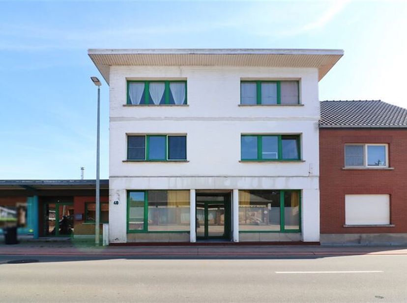 Appartement gelegen op de eerste verdieping. Via een aparte inkomhal kom je in de leefruimte met keuken. Achterliggend vind je de slaapkamer met de ba