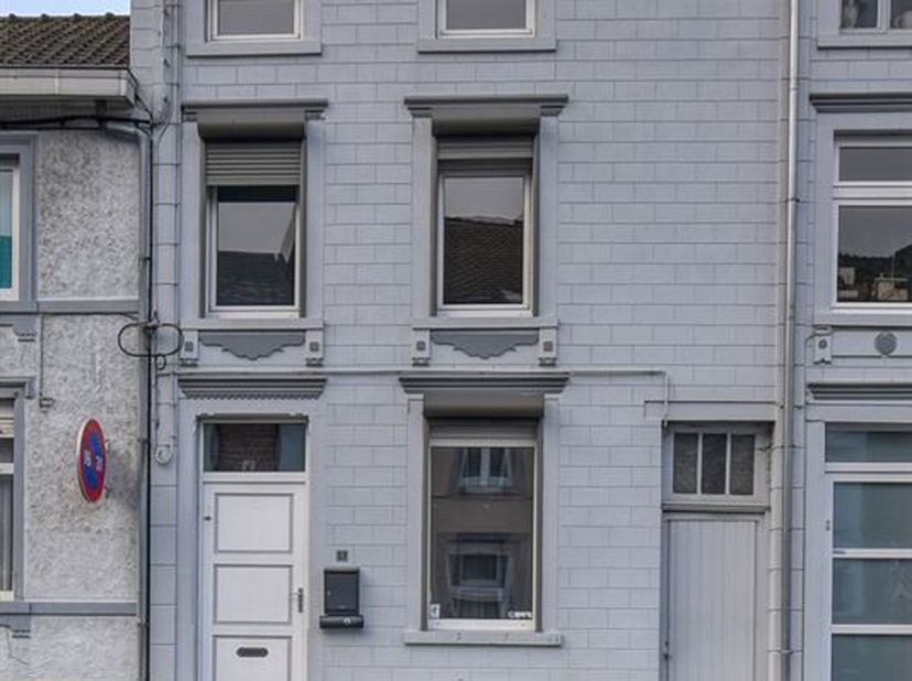 Charmant huis met 4 slaapkamers en ruime kamers in Roux;-. Dit ruime huis ligt aan een gezellig plein en zal je overtuigen met zijn ruime kamers en gr
