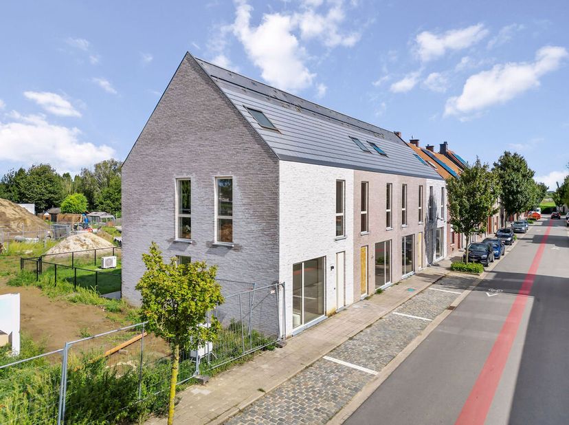 D&#039;une surface habitable de 135 m², vous trouverez cette maison neuve dans le projet Bruyelhof, situé sur la Bruyelstraat à Bavikhove.&lt;br /&gt;
La maison
