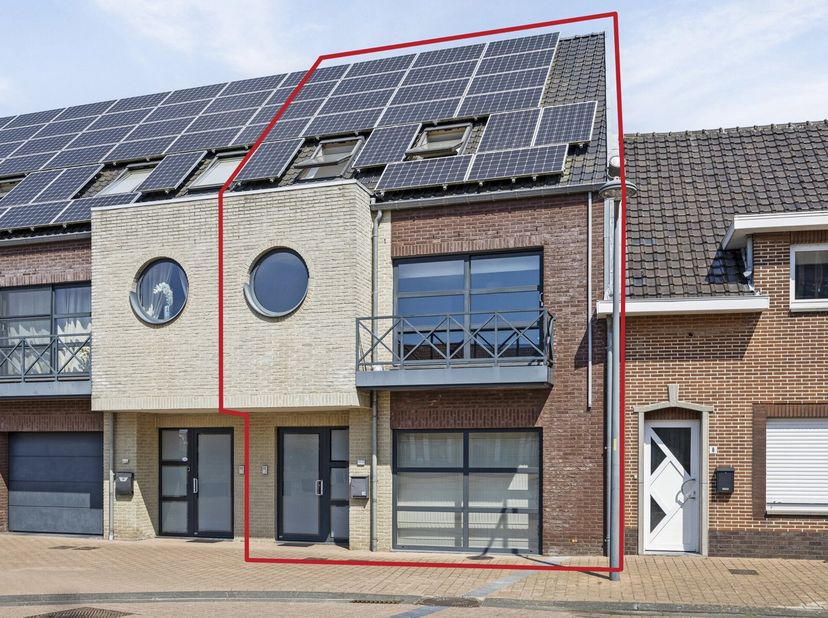 Deze praktisch ingerichte woning met 2 slaapkamers bevindt zich op een gunstige ligging in het centrum van Kinrooi. Het huis beschikt over centrale ve