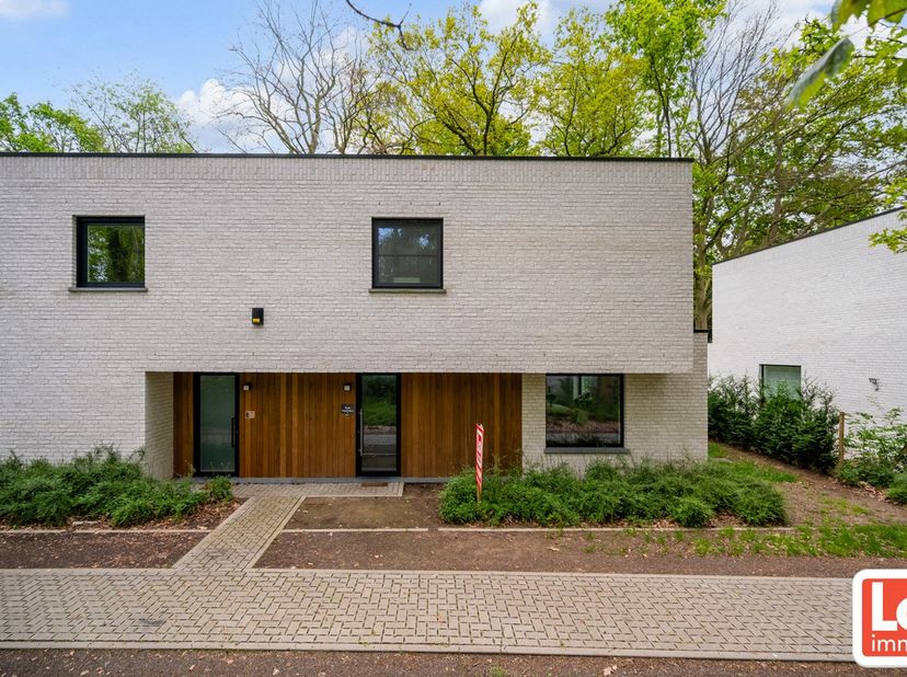 In Gentbrugge, vlakbij de groene Gentbrugse Meersen vindt u deze top afgewerkte nieuwbouwwoning (2024) op het einde van een doodlopende straat.  De wo