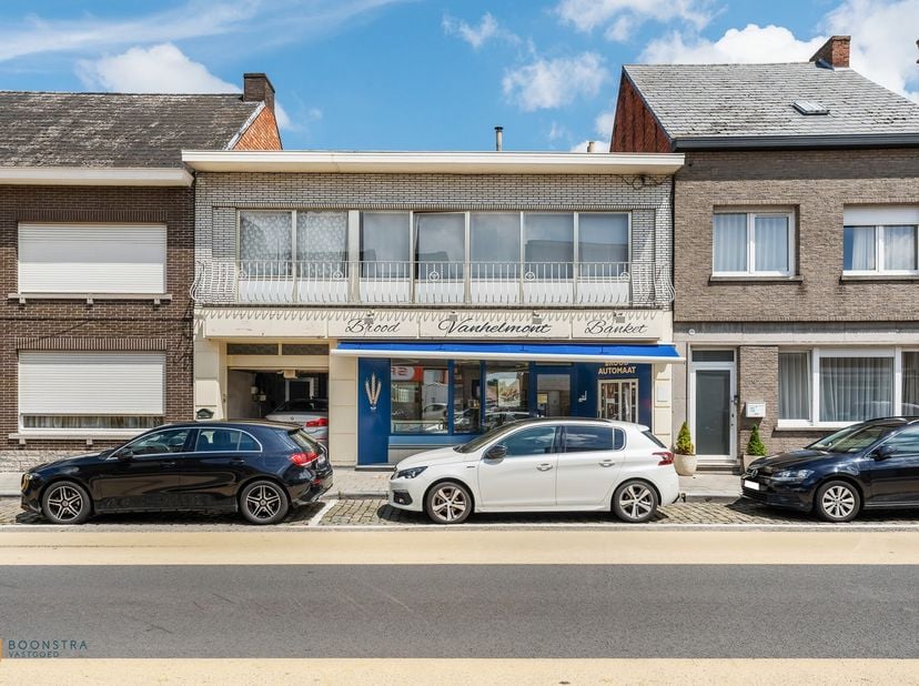 Op een uitstekende locatie pal in het centrum van Koningshooikt bevindt zich dit pand bestaande uit een ruim handelsgelijkvloers (161 m²) met aangrenz