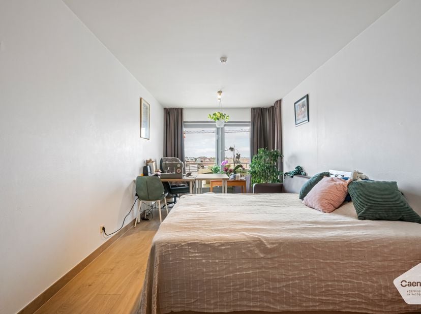 Bij het binnenkomen van het appartement, situeert de eetruimte zich rechts van u. Aanliggend bevindt zich de keuken uitgerust met de basisbenodigdhede