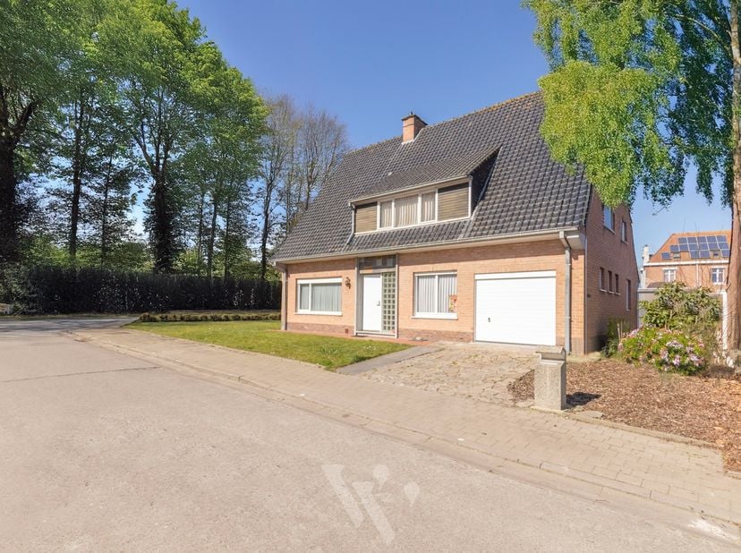 Goed onderhouden eigendom op unieke locatie aan De Warande – perceel van 648 m² &lt;br /&gt;
&lt;br /&gt;
Deze vrijstaande woning uit 1967 biedt een bewoonbare op