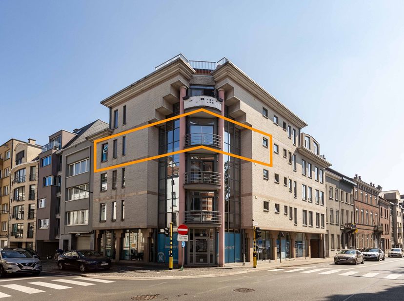Cet appartement spacieux et économe en énergie est situé au troisième étage d&#039;un immeuble avec ascenseur et comprend un hall d&#039;entrée, un espace de vi