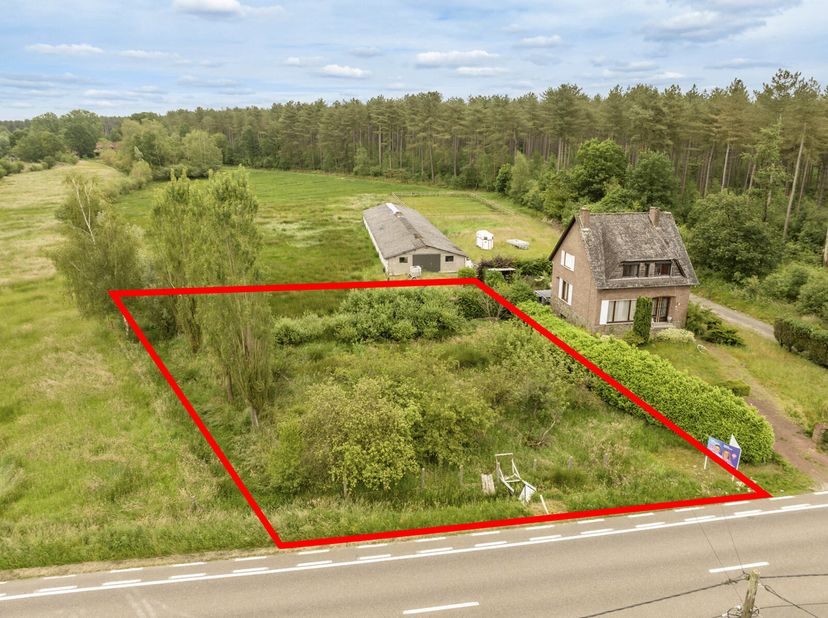 Ligging: Gunstig gelegen te Laakdal, op een boogscheut van de abdij van Averbode. Zeer vlot bereikbaar met alle faciliteiten en veel natuur in de dire