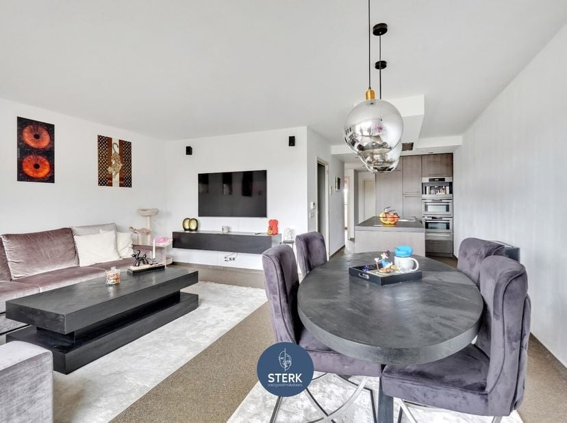 INSTAPKLAAR DUPLEX-APPARTEMENT MET ZOLDER TE MAASMECHELEN !&lt;br /&gt;
We vinden dit appartement met een bewoonbare oppervlakte van 161 m² terug op een per