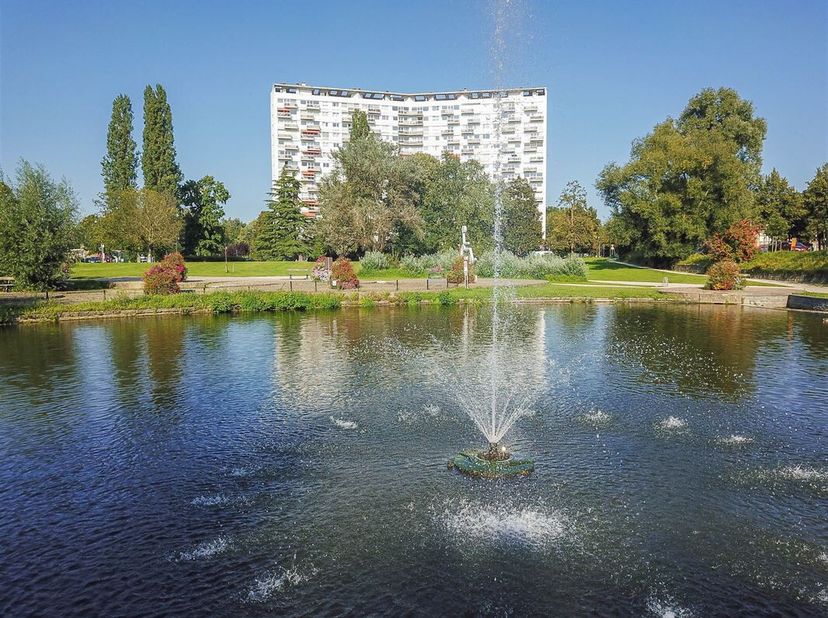 Property One vous propose un lumineux appartement idéalement situé dans un cadre calme et verdoyant face aux étangs dAnderlecht. Lappartement se compo