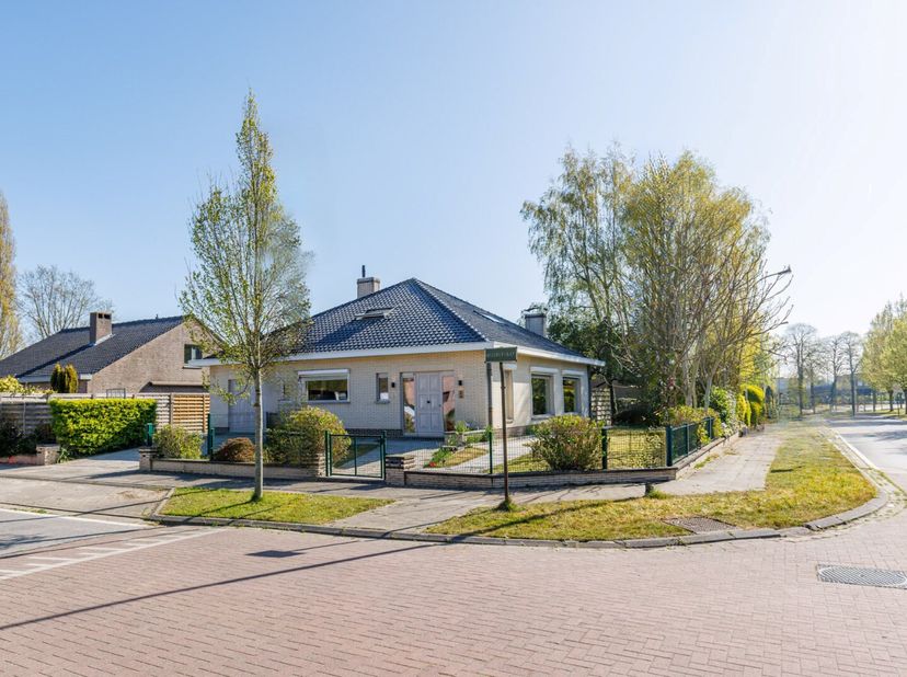 BRUGGE - STARTPRIJS - KWALITEITSVOL VERNIEUWDE WONING met OPEN TUIN. MODERN en CHARMEVOL : met o.a. een inkom, zonnige leefruimte, ingerichte keuken,