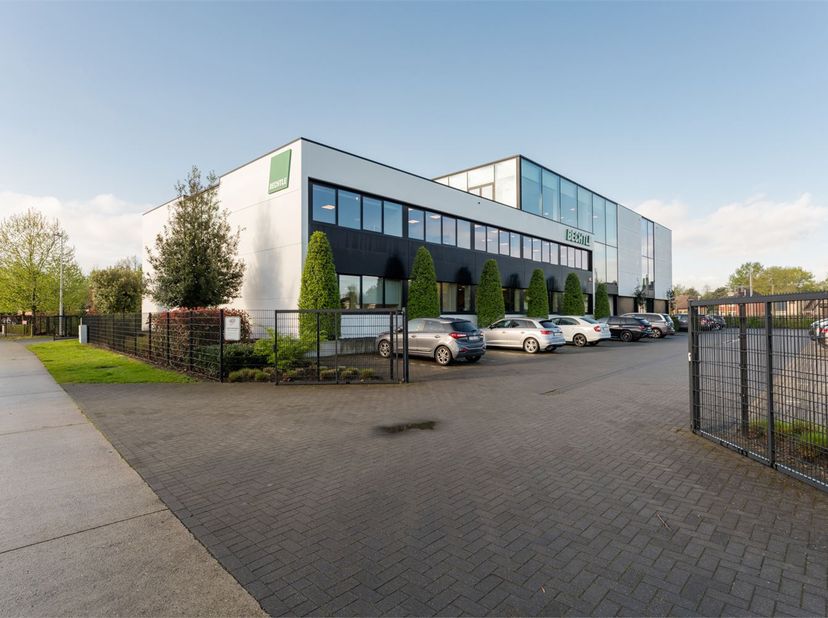 TE HUUR: Stijlvolle kantooretage (2e etage) van ca. 499m2 in ultranieuw, prachtig kantoorcomplex gebouwd onder hedendaagse architectuur dat voldoet aa