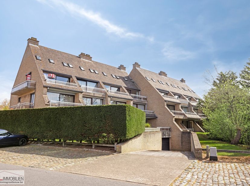 Immo Groot Leeuw stelt u dit mooi duplex appartement voor op de 2de verdieping van 86m². Het appartement bevat een grote living en een volledig geïnst