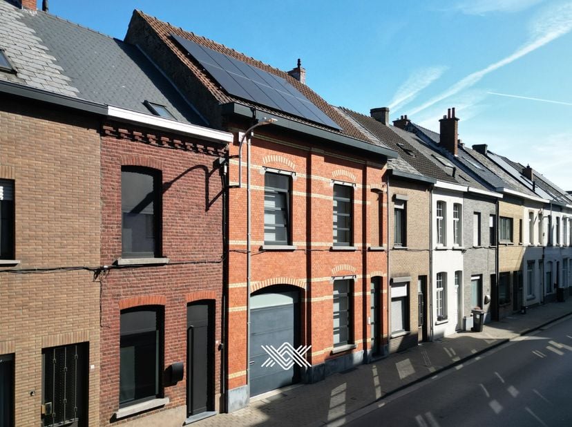 Gelegen in het hart van Zottegem, pal in het stadscentrum, schuilt achter deze gevel een ware oase van rust. De karaktervolle woning biedt een oppervl