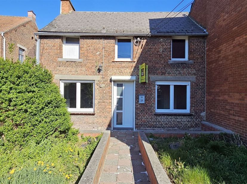 Prix: Offre à partir de 75.000 euros, frais d&#039;agence non inclus et à charge de l&#039;acquéreur.&lt;br /&gt;
Maison à rénover, se trouvant en recul de la rue (po