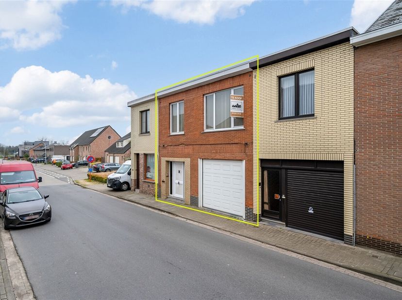 Deze woning geniet van een gunstige ligging met alle voorzieningen zoals winkels, scholen en openbaar vervoer op wandelafstand. Daarnaast profiteert d