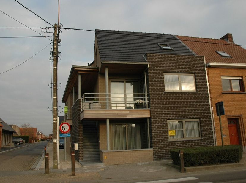 1ste verdieping: inkomhal, toilet met lavabo, leefruimte en volledig ingerichte keuken, berging, terras voorkant. 2de verdieping: hal, badkamer (ligba