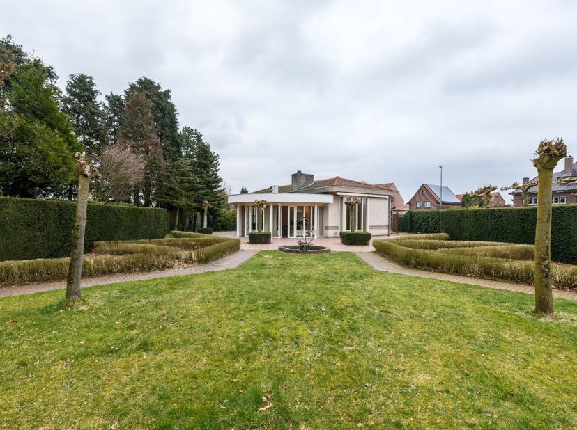 Prachtige woning met mooie privétuin en aansluitend weiland met een totale perceel oppervlakte van 5.908 m². De woning beschikt over een inkomhal met