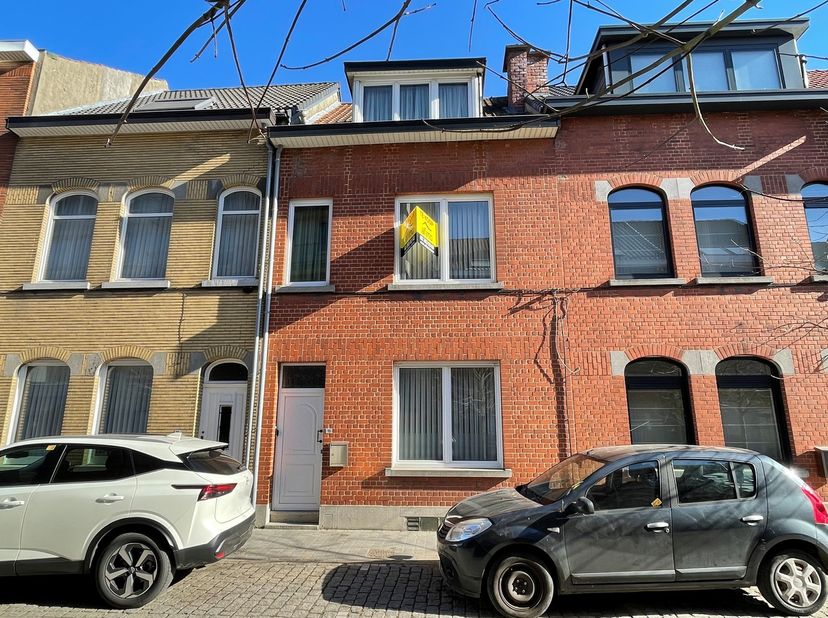 Cette maison à rénover est située dans un bon emplacement, à proximité de nombreuses commodités (commerces, transports en commun, E40, A12) au centre