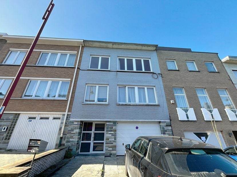 Découvrez la visite virtuelle sur www.living-stone.be et planifiez votre visite !&lt;br /&gt;
Appartement rénové de 2 chambres (77m²) au 2e étage&lt;br /&gt;
Cet