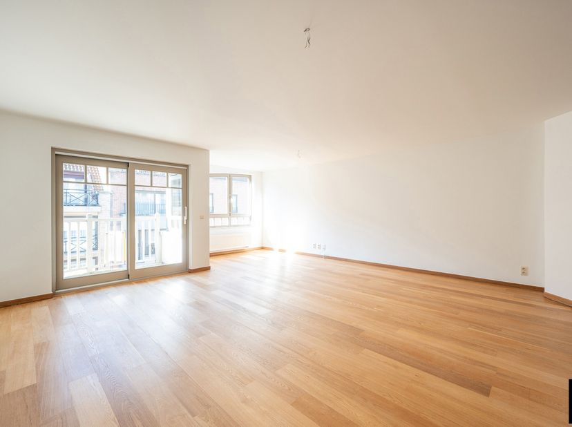 Lichtrijk en ruim appartement (98 m²), ten zuiden gelegen in de Bayauxlaan, tussen de Lippenslaan en het Casino, in een kleine, mooie residentie in An