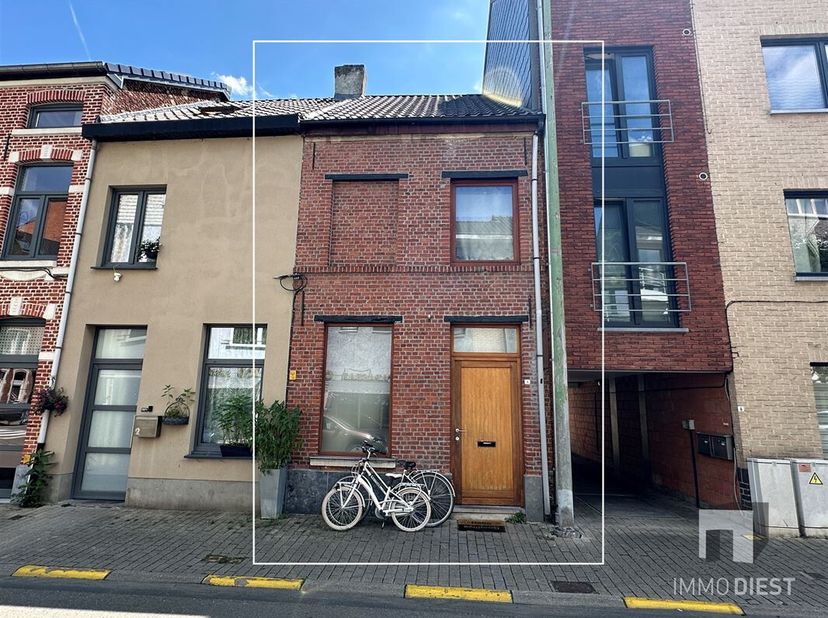 Woning met charmante gevel, in het centrum van Diest.&lt;br /&gt;
Deze woning heeft 2 slaapkamers en een terras op de eerste verdieping.&lt;br /&gt;
Op de beneden