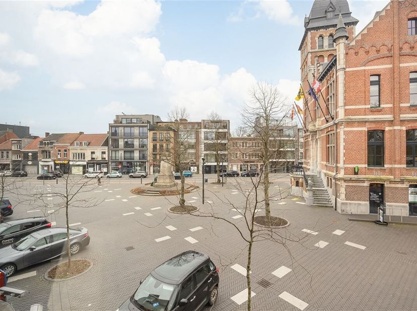 Situation AAA avec vue sur l&#039;ancien hôtel de ville de Brasschaat.&lt;br /&gt;
Immeuble commercial avec locaux commerciaux et 2 appartements sur un emplaceme