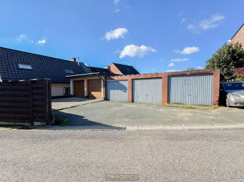 De GARAGEBOX, gelegen in de naastgelegen Kouterstraat, biedt extra comfort en gebruiksgemak. Dankzij de ZEER GUNSTIGE LIGGING zijn scholen, winkels en