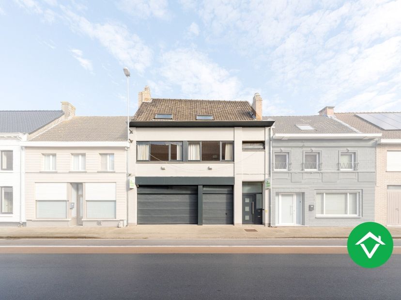 Ontdek deze veelzijdige eigendom met een ruim perceel van 1321m², gelegen langs de Stationsstraat in Eernegem. Deze woning biedt niet alleen een comfo