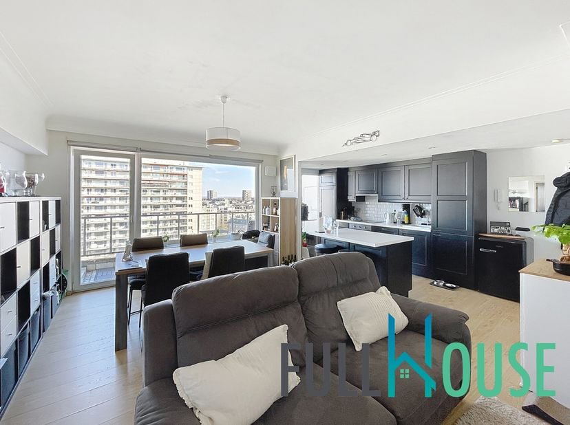 Au 12e et dernier étage, cet appartement 2 chambre vous offre une vue époustouflante. Il se compose d&#039;un grand Living lumineux avec une cuisine US équ