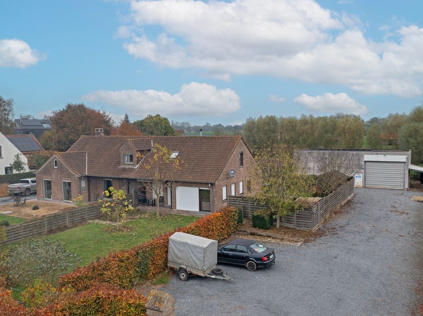 De half- open bebouwing, gebouwd in 1985, bevindt zich in een uiterst rustige omgeving en biedt tal van mogelijkheden dankzij de ruime tuin en een loo