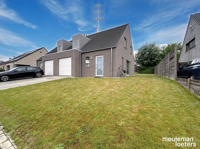 Deze halfopen woning is gelegen in een in rustige verkaveling, nabij de op- en afrit van Roeselare - Rumbeke.&lt;br /&gt;
De gelijkvloerse verdieping werd v
