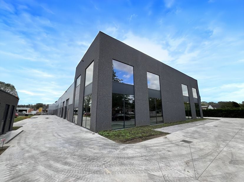Deze nieuwbouw KMO-units te huur in Eeklo bevinden zich op een goed bereikbare locatie langs de N9. Een van de units beschikt over een kantoor/showroo