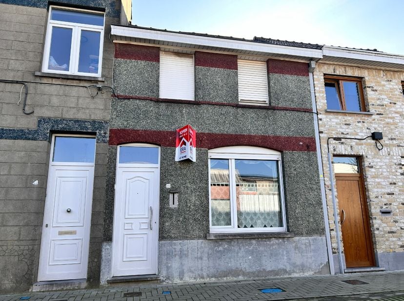 Woning in een rustige straat Dit huis beschikt over een steen-en regenput en heeft een uitgang achteraan naast de garage. In de grote garage achteraan