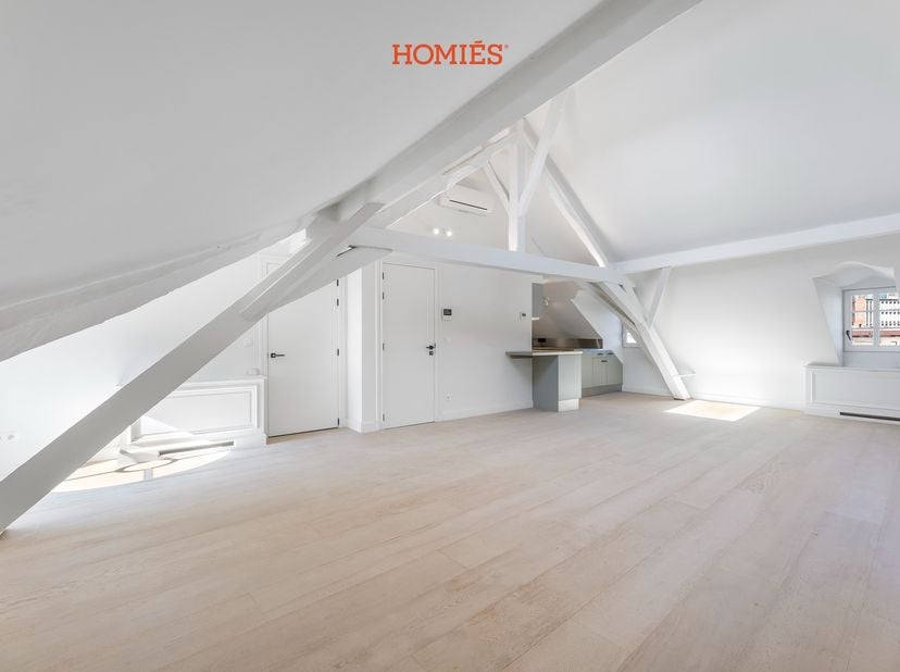 Deze exclusieve loft bevindt zich op de derde en bovenste verdieping in het prestigieuze ‘Huyse Rosalena’, een prachtig gerenoveerd 18e-eeuws pand in