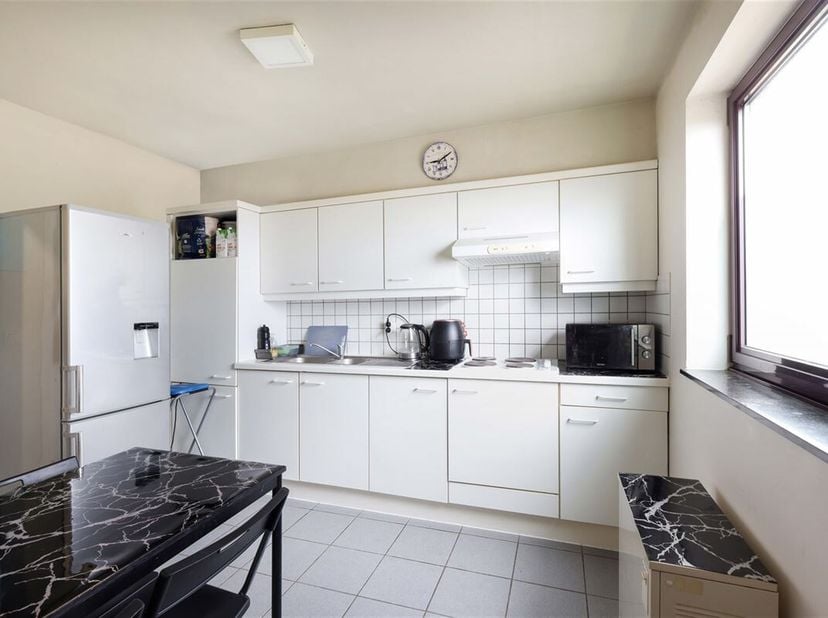 Instapklaar duplex appartement met 1 slaapkamer rustig en groen gelegen&lt;br /&gt;
Omgeving:&lt;br /&gt;
+ Rustig en centraal gelegen aan het Heilig-Hartplein&lt;br