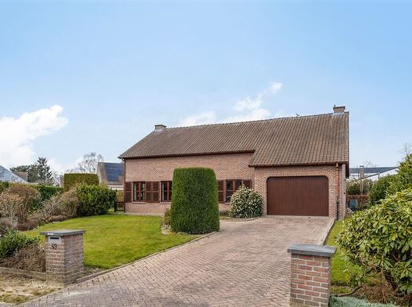RUIME EN OP TE FRISSEN OPEN BEBOUWING MET GROTE INRICHTBARE ZOLDER, TERRAS EN TUIN OP 10A66CA.&lt;br /&gt;
 Ligging in rustige en kindvriendelijke verkaveli