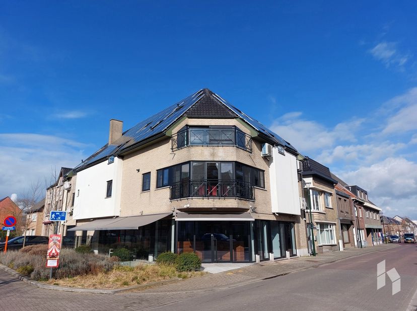 Dit prachtige appartement werd recent volledig gerenoveerd met duurzame materialen.&lt;br /&gt;
Het is gunstig gelegen in het centrum van Bocholt met alle f