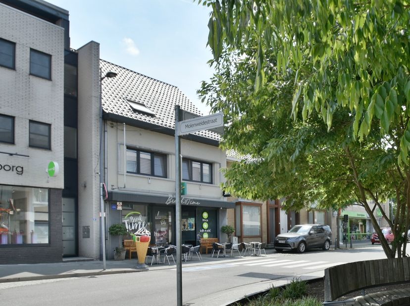 Volledig gemoderniseerd handelspand met ruime privé-woning op een commerciële toplocatie te Lanaken. Het pand beschikt over een ruime inpandige garage