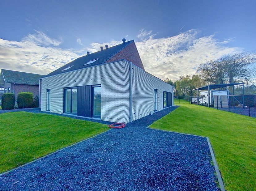Moderne woning met drie slaapkamers, terras &amp; tuin&lt;br /&gt;
Deze moderne woning is gelegen in het rustige en groene Gooik. Het is een halfopenbebouwing d