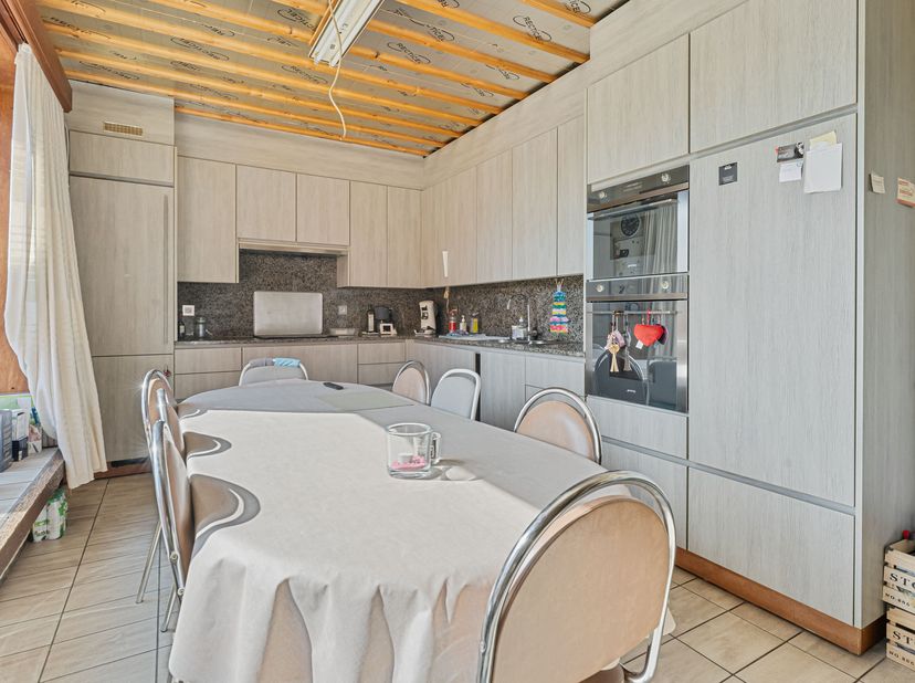 Ruime woning met landelijk zicht en grote garage in Moorsele!&lt;br /&gt;
We betreden de woning via de inkomhal met vestiaire en toegang tot de grote garage