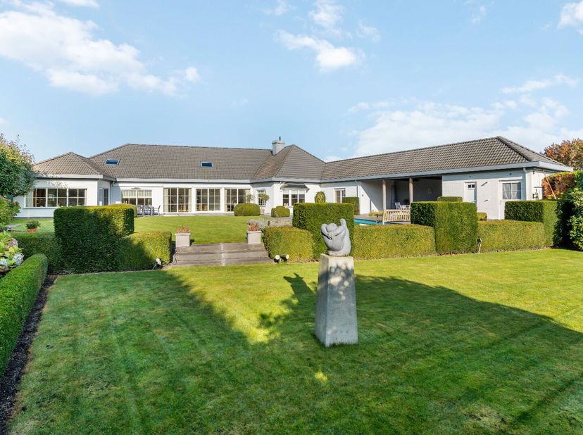 Op een royaal perceel van 2.364m², vlak bij het centrum van Bree, bevindt zich deze indrukwekkende villa met een unieke combinatie van comfort, ruimte