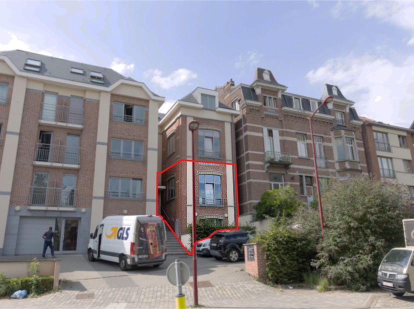 Idéalement situé dans le centre d&#039;Ottignies, ce splendide duplex 2 chambres de +/- 152m²  vous comblera par ses volumes généreux, sa luminosité, sa be