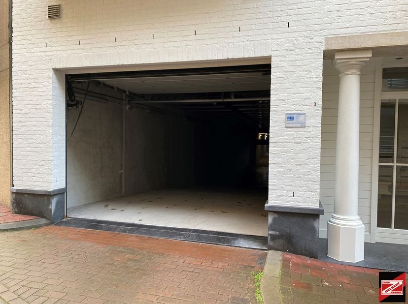 Ruime dubbele gesloten garagebox te huur op jaarbasis.
