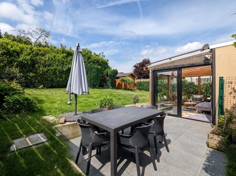 Résidence très confortable et entièrement rénovée. Située au calme dans le quartier den Tomme avec un jardin orienté sud-ouest. Sans vis à vis.&lt;br /&gt;