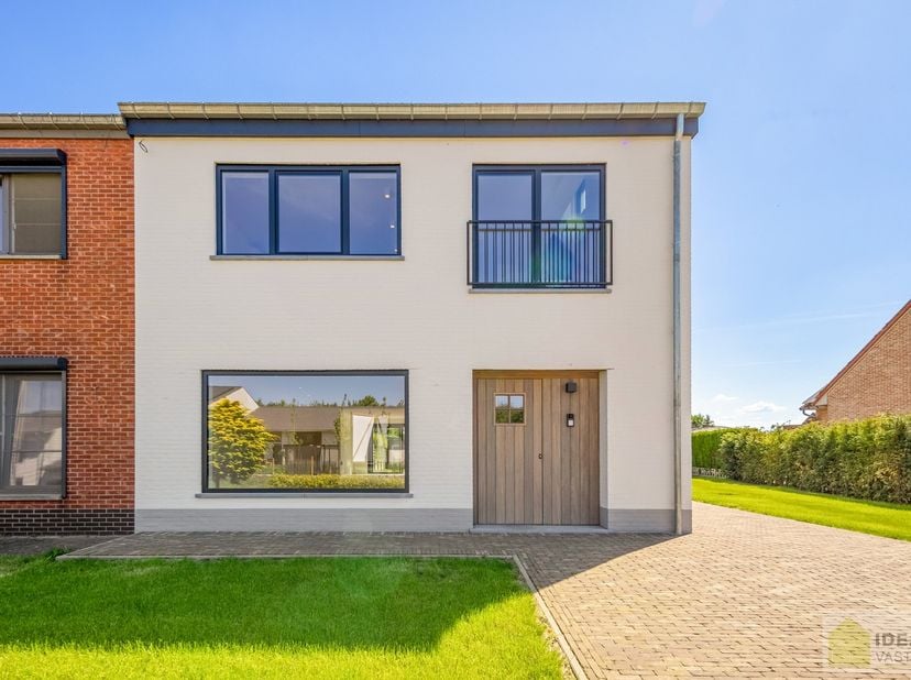 IDEALIS VASTGOED – Schitterend volledig vernieuwde woning (+- 220m²) met een heerlijke open leefruimte, 3 ruime slaapkamers, luxueuze badkamer, ruime