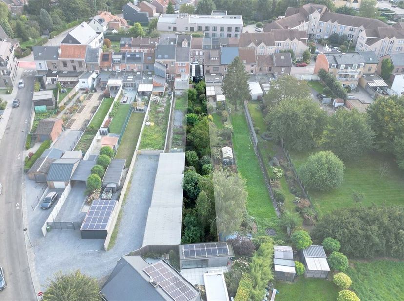 Gunstig gelegen uitgestrekt knap perceel van 5a 75ca voor gesloten bebouwing&lt;br /&gt;
Omgeving:&lt;br /&gt;
+ Gelegen vlakbij het bruisende centrum van Tongere