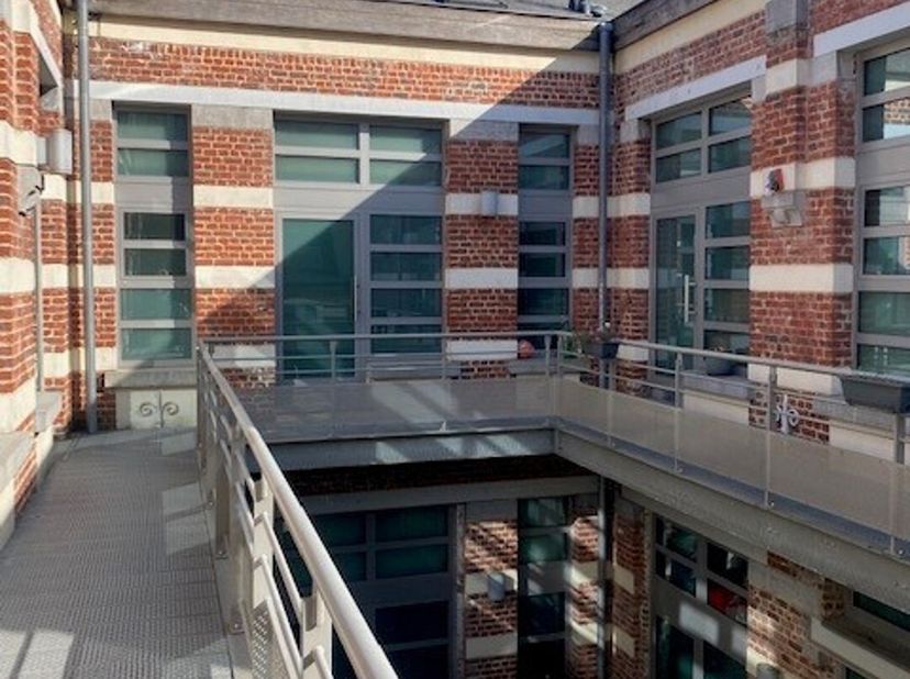 In de directe omgeving van de Europese instellingen, weggestopt van de ogen op het eiland, prachtige loft van 184m2. Op het eerste niveau openen prach