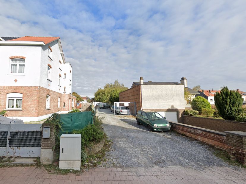 Situé proche de toutes les facilités (gare, ring,..) découvrez cet ensemble immobilier de 2100m² offrant plusieurs options d&#039;aménagement. Actuellement