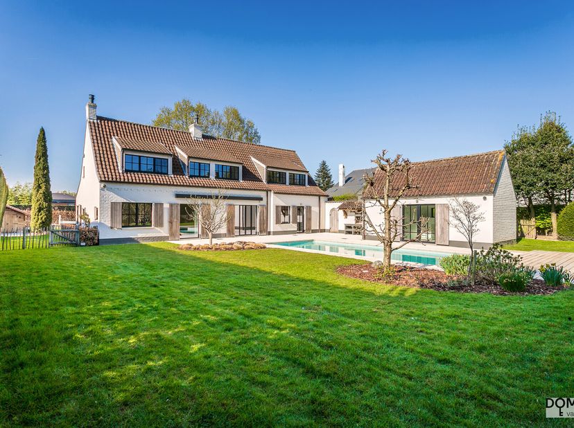 Cette luxueuse villa est à vendre dans le prestigieux Domaine du Bouchout à Wemmel, une oasis de paix et de confort à deux pas de Bruxelles. La maison